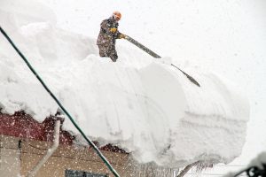 Yukihori - A person who removes the snow on the roof